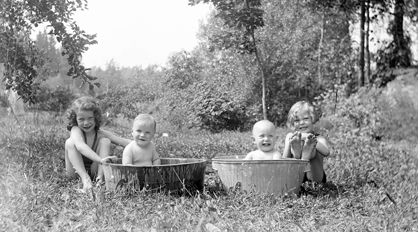 Kusinerna Krantz och Jansson badar balja, Lillsunda, Uppsala-Näs socken, Uppland 1939